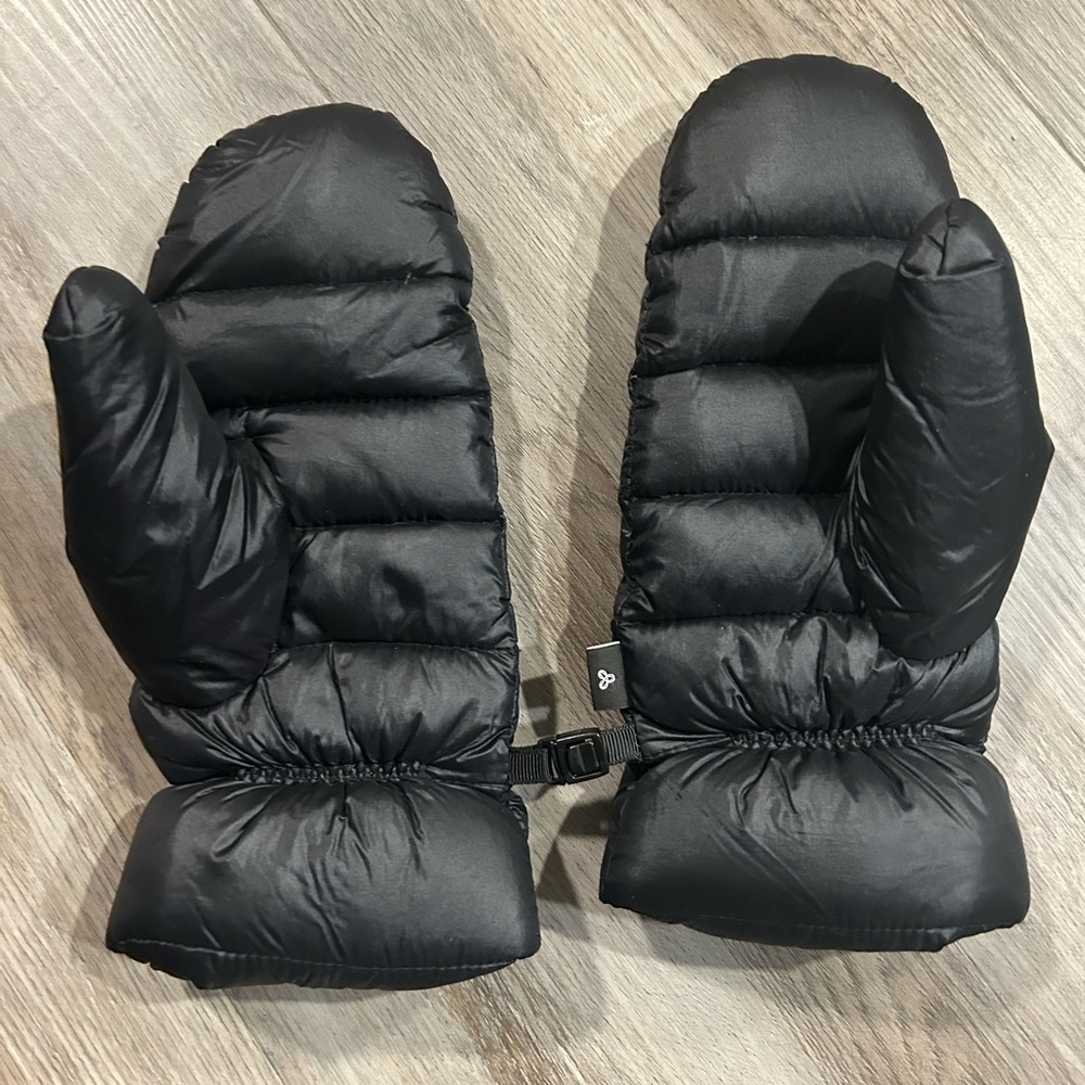 Aritzia TNA Mittens - Down Filled Black